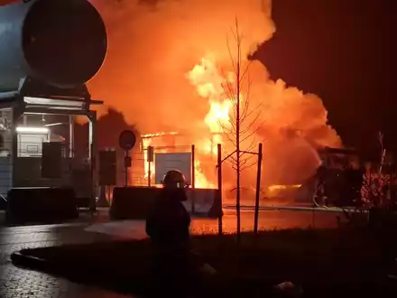 POL-OS: Rieste: LKW geriet in Vollbrand - Brandgeruch weckte schlafenden Fahrer - Foto: presseportal.de