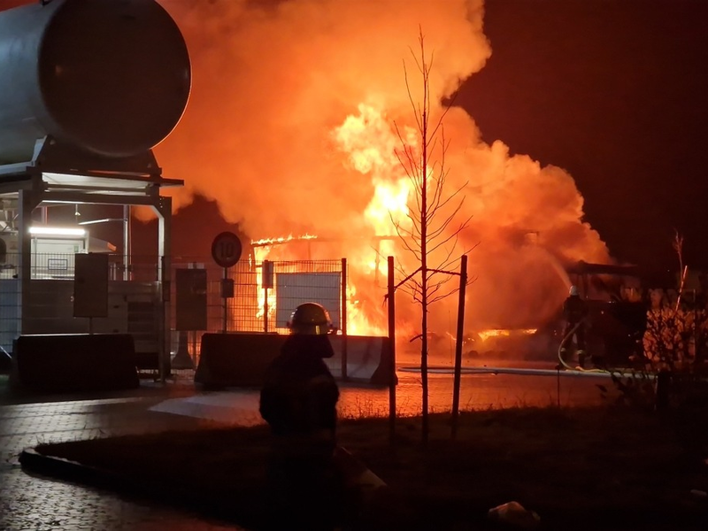 POL-OS: Rieste: LKW geriet in Vollbrand - Brandgeruch weckte schlafenden Fahrer - Foto: presseportal.de