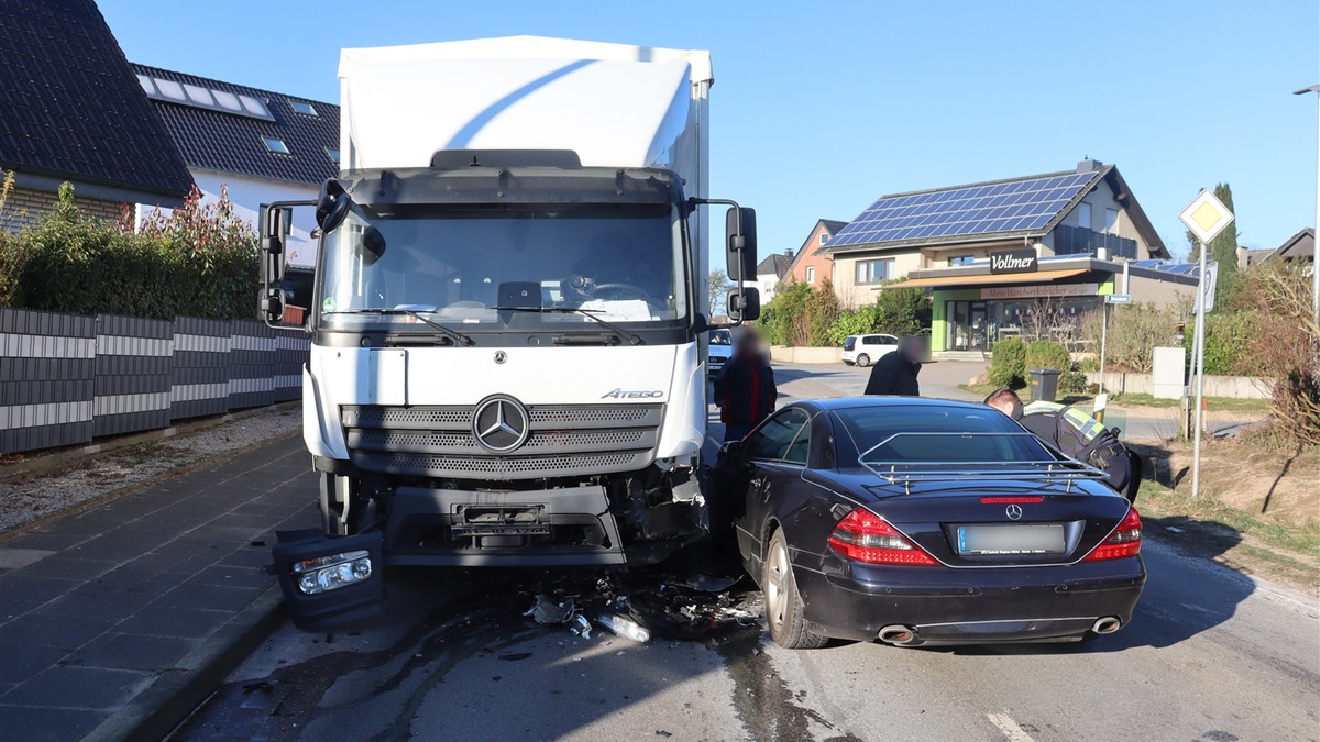 POL-HF: Verkehrsunfall mit Personenschaden- Zusammenstoß im Gegenverkehr - Foto: presseportal.de