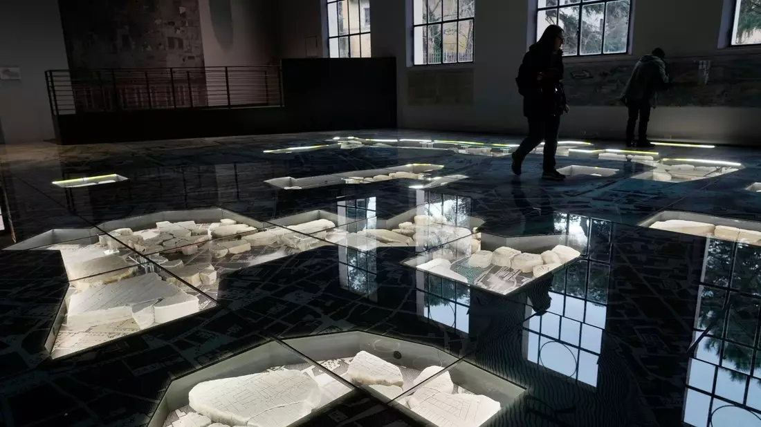 Die riesige Marmorkarte (Forma Urbis Romae) des antiken Roms im Archäologischen Park des Museums Monte Celio. - Bild: Gregorio Borgia/AP/dpa