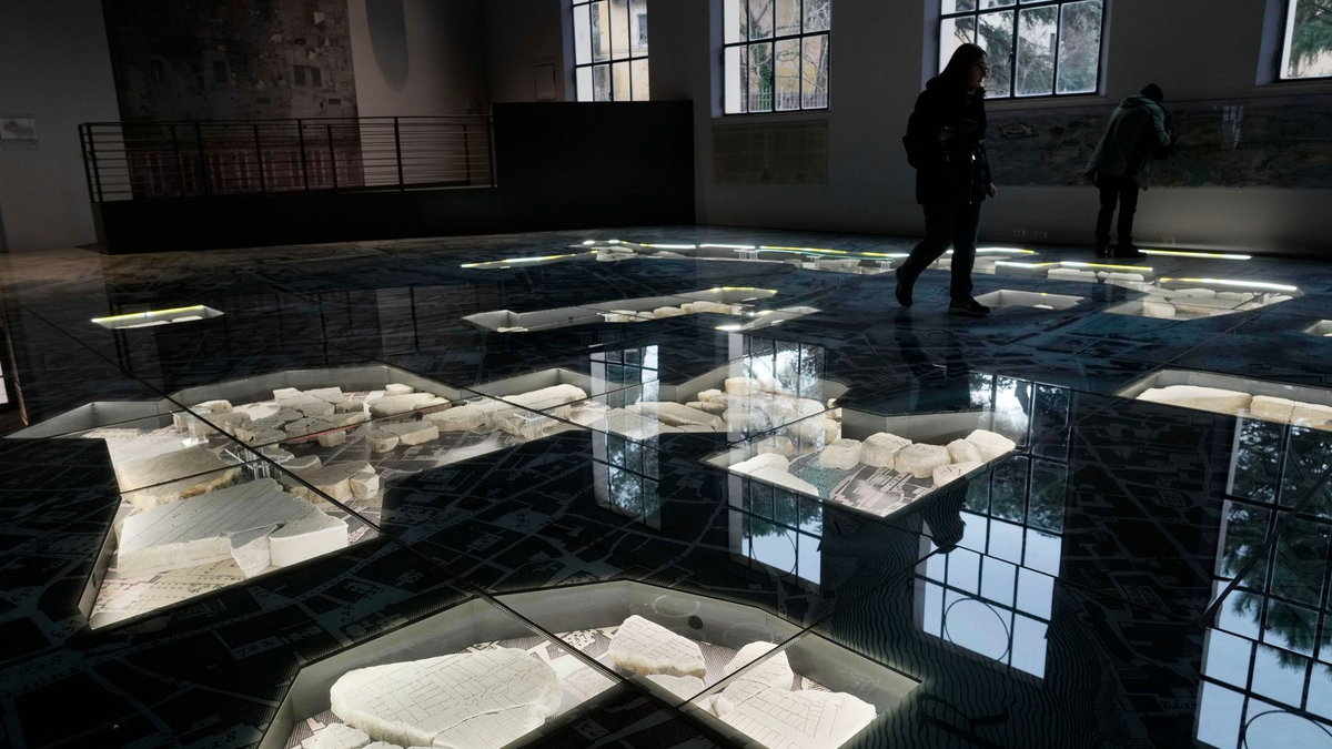 Die riesige Marmorkarte (Forma Urbis Romae) des antiken Roms im Archäologischen Park des Museums Monte Celio. - Foto: Gregorio Borgia/AP/dpa