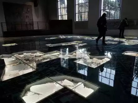 Die riesige Marmorkarte (Forma Urbis Romae) des antiken Roms im Archäologischen Park des Museums Monte Celio. - Foto: Gregorio Borgia/AP/dpa