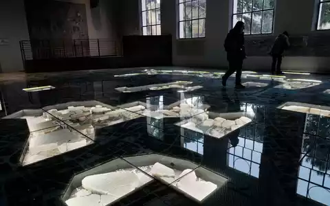 Die riesige Marmorkarte (Forma Urbis Romae) des antiken Roms im Archäologischen Park des Museums Monte Celio. - Foto: Gregorio Borgia/AP/dpa