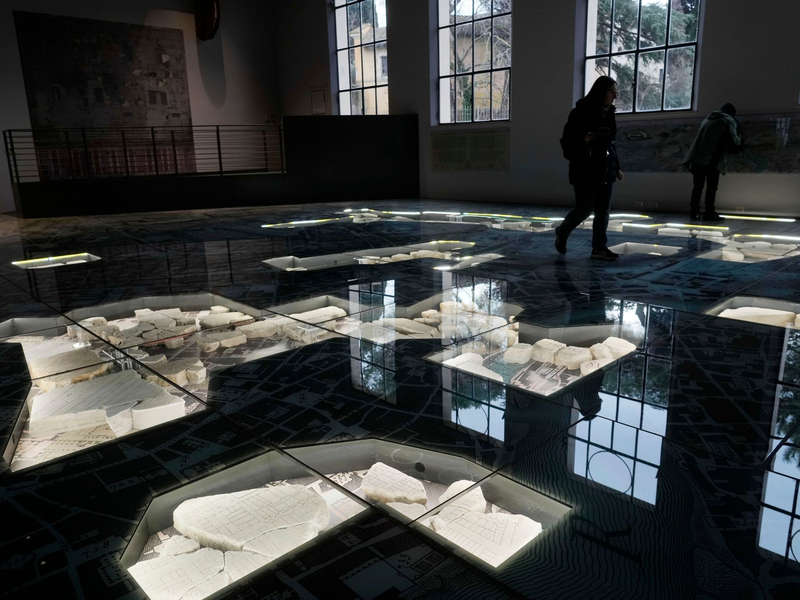Die riesige Marmorkarte (Forma Urbis Romae) des antiken Roms im Archäologischen Park des Museums Monte Celio. - Foto: Gregorio Borgia/AP/dpa