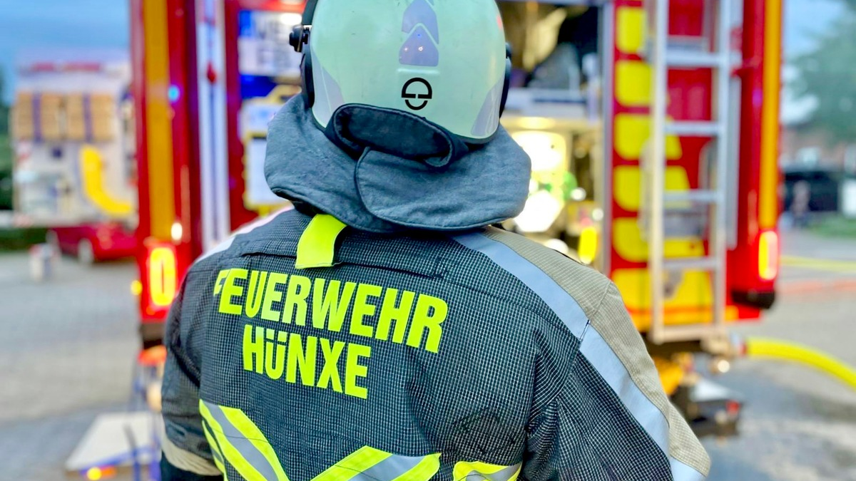 FW Hünxe: Katze aus Baum gerettet - Foto: presseportal.de