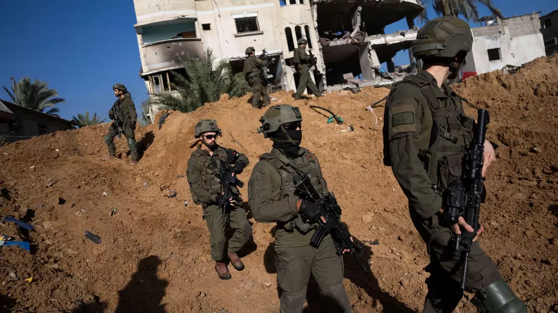 Israelische Soldaten bei einer Bodenoperation im Gazastreifen. - Bild: Ohad Zwigenberg/AP