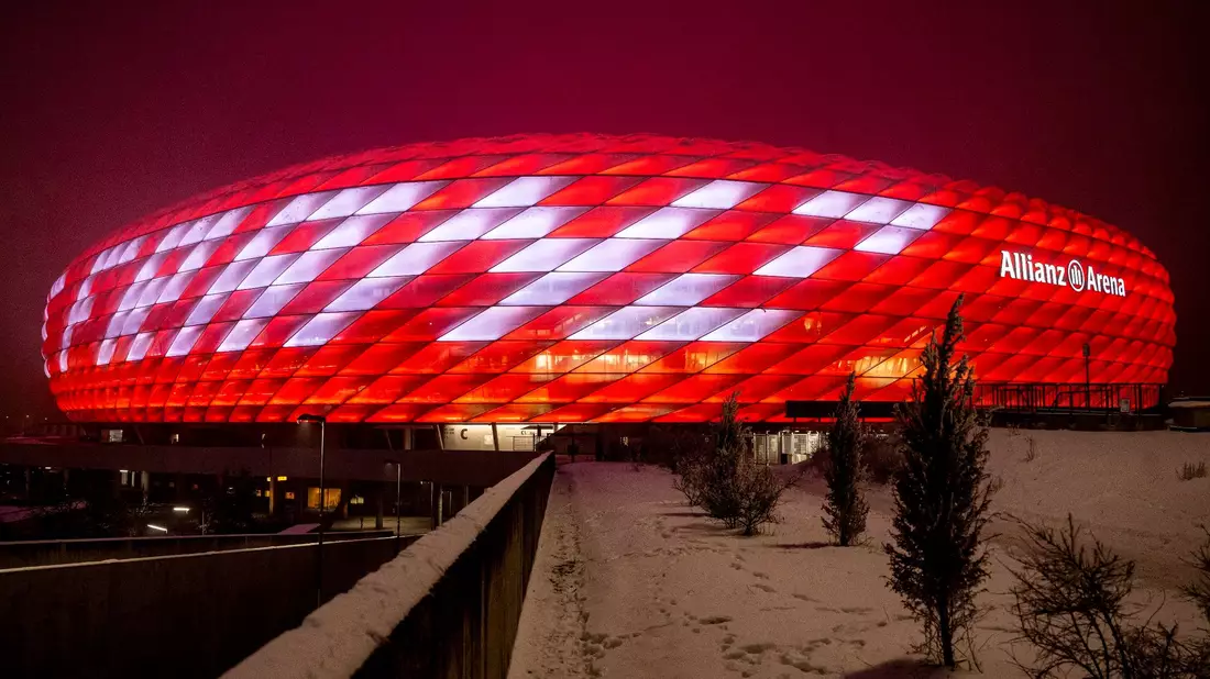Die Allianz Arena ist mit dem Schriftzug «Danke Franz», in Erinnerung an den gestorbenen Franz Beckenbauer, beleuchtet. - Bild: Lennart Preiss/dpa