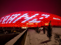 Die Allianz Arena ist mit dem Schriftzug «Danke Franz», in Erinnerung an den gestorbenen Franz Beckenbauer, beleuchtet. - Foto: Lennart Preiss/dpa