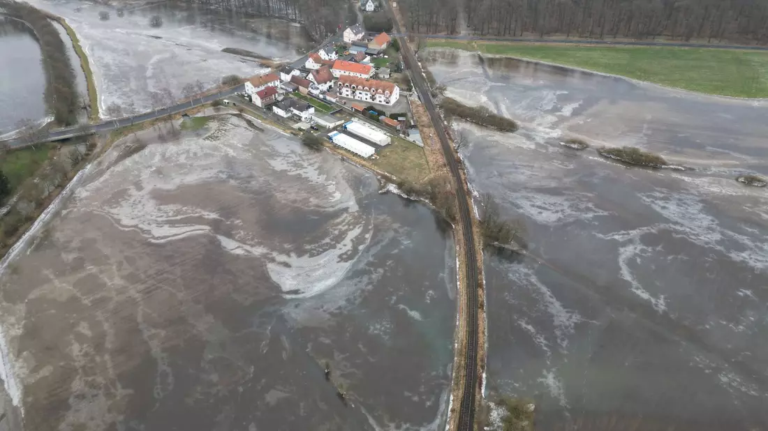 Überschwemmt und anschließend gefroren: Eine Bahnstrecke bei Nidderau-Eichen in Hessen. - Bild: Arne Dedert/dpa