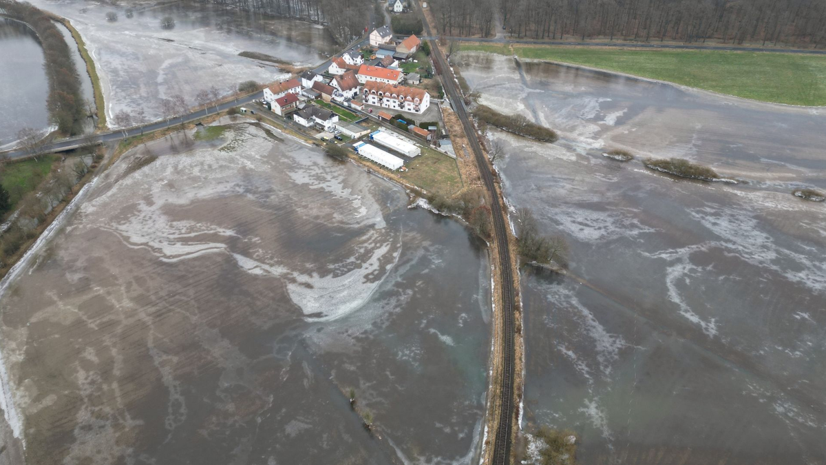 Überschwemmt und anschließend gefroren: Eine Bahnstrecke bei Nidderau-Eichen in Hessen. - Foto: Arne Dedert/dpa