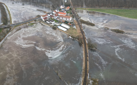 Überschwemmt und anschließend gefroren: Eine Bahnstrecke bei Nidderau-Eichen in Hessen. - Foto: Arne Dedert/dpa