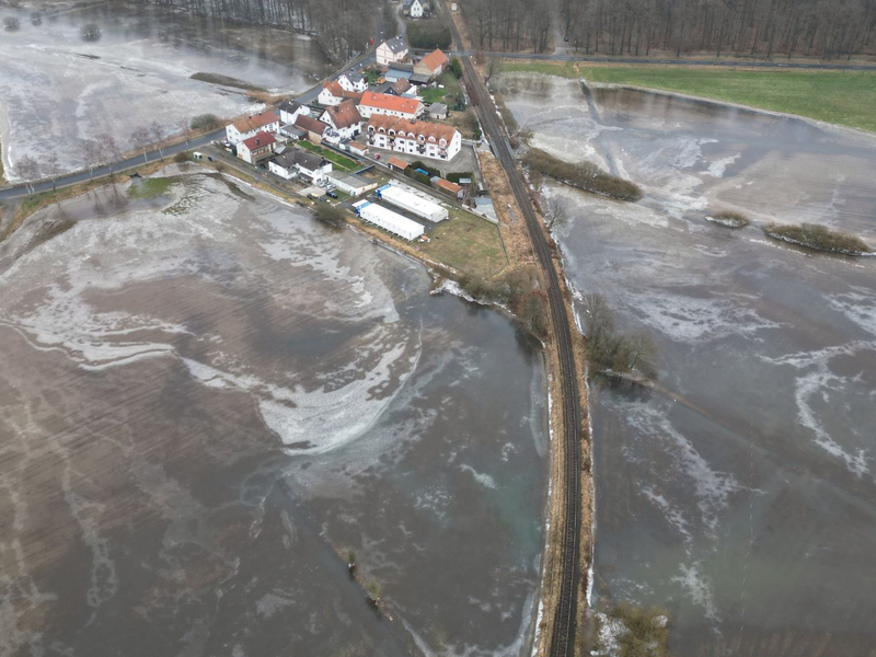 Überschwemmt und anschließend gefroren: Eine Bahnstrecke bei Nidderau-Eichen in Hessen. - Foto: Arne Dedert/dpa