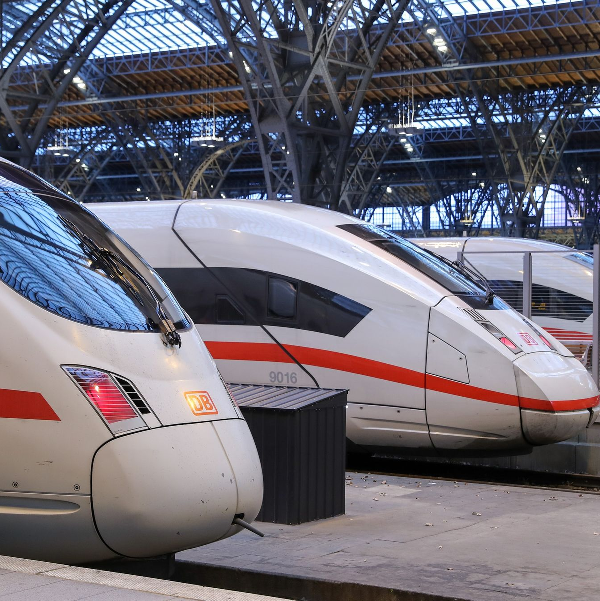 Drei ICE-Fernzüge im Leipziger Hauptbahnhof. - Foto: Jan Woitas/dpa-Zentralbild/dpa