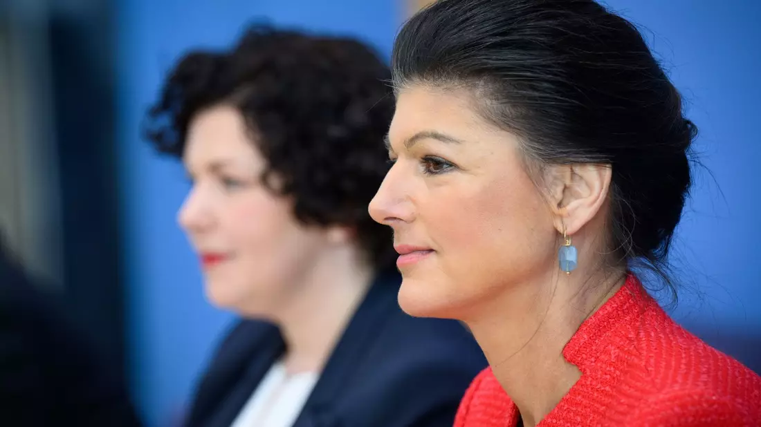Die Bundestagsabgeordnete Sahra Wagenknecht ist in einer Doppelspitze mit der früheren Chefin der Linksfraktion, Amira Mohamed Ali (l), zur Vorsitzenden des Bündnis Sahra Wagenknecht gewählt worden. - Bild: Bernd von Jutrczenka/dpa
