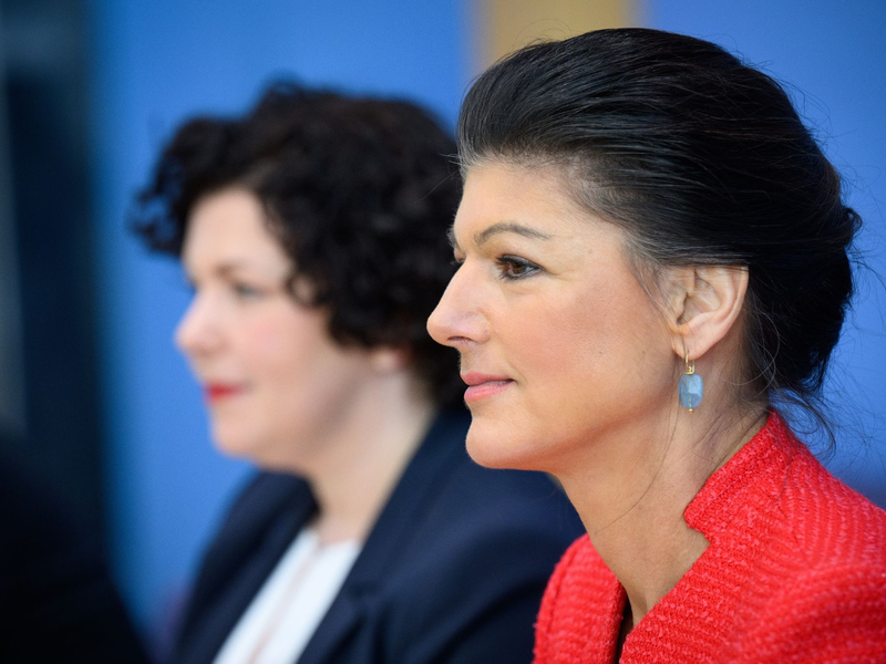 Die Bundestagsabgeordnete Sahra Wagenknecht ist in einer Doppelspitze mit der früheren Chefin der Linksfraktion, Amira Mohamed Ali (l), zur Vorsitzenden des Bündnis Sahra Wagenknecht gewählt worden. - Foto: Bernd von Jutrczenka/dpa
