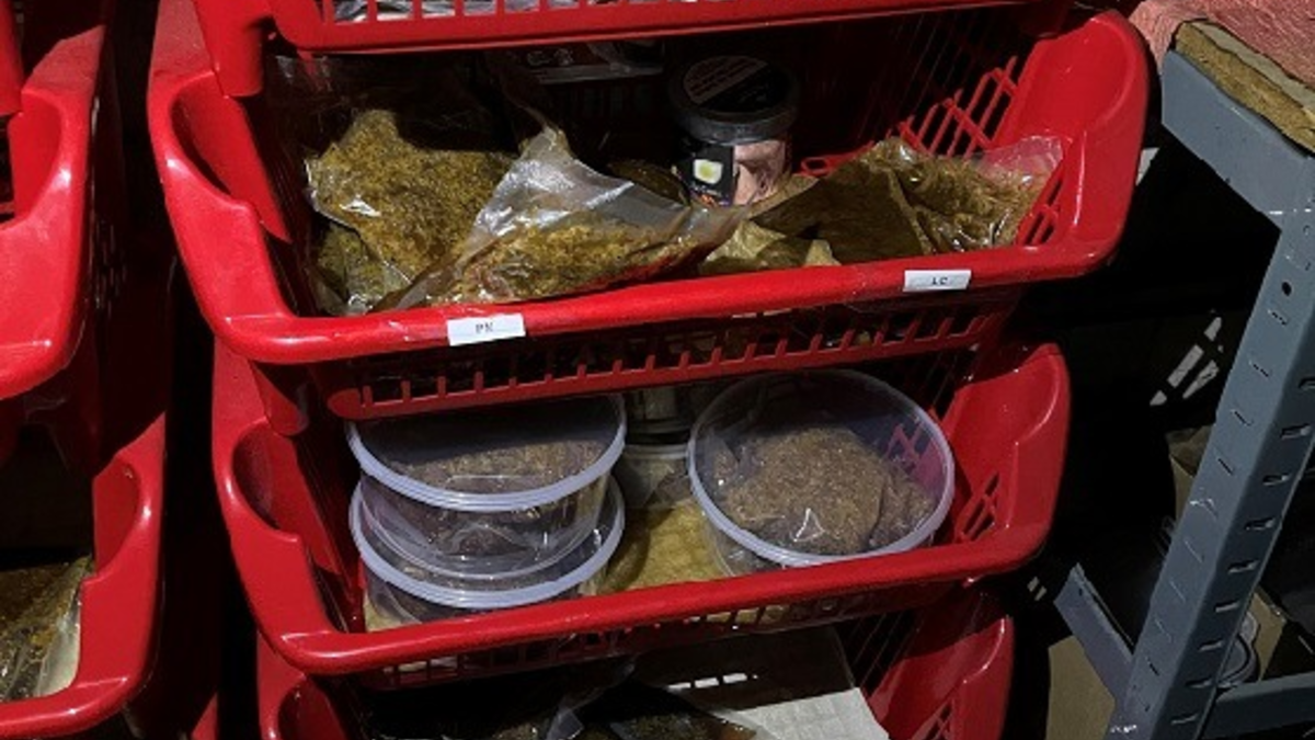 HZA-B: Zoll und Polizei stellen 75 kg Wasserpfeifentabak sicher - Zoll Berlin findet versteckten Tabak in Wand von Shisha Bar - - Foto: presseportal.de