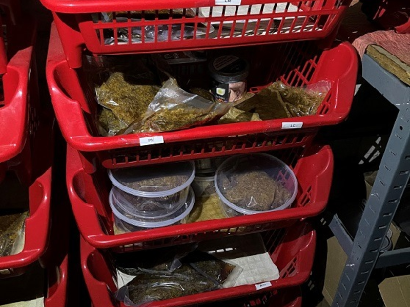 HZA-B: Zoll und Polizei stellen 75 kg Wasserpfeifentabak sicher - Zoll Berlin findet versteckten Tabak in Wand von Shisha Bar - - Foto: presseportal.de