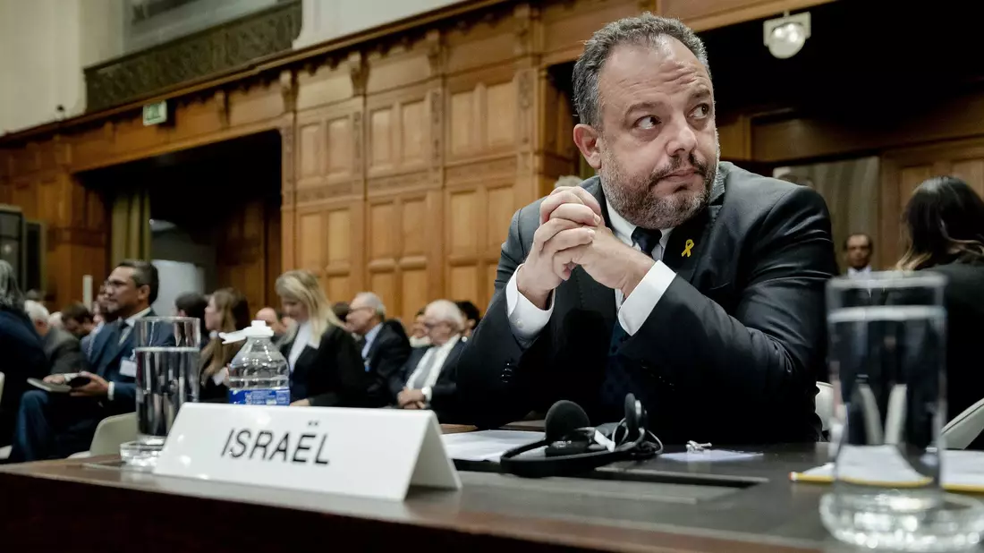 «Israel will kein Volk zerstören, sondern ein Volk schützen, sein eigenes»: Tal Becker, Rechtsberater des israelischen Außenministeriums. - Bild: Remko De Waal/ANP/dpa
