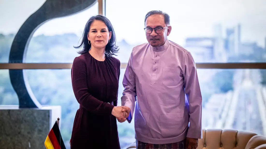 Bundesaußenministerin Annalena Baerbock wird in Kuala Lumpur vom malaysischen Ministerpräsidenten Anwar Ihrahim empfangen. - Bild: Michael Kappeler/dpa