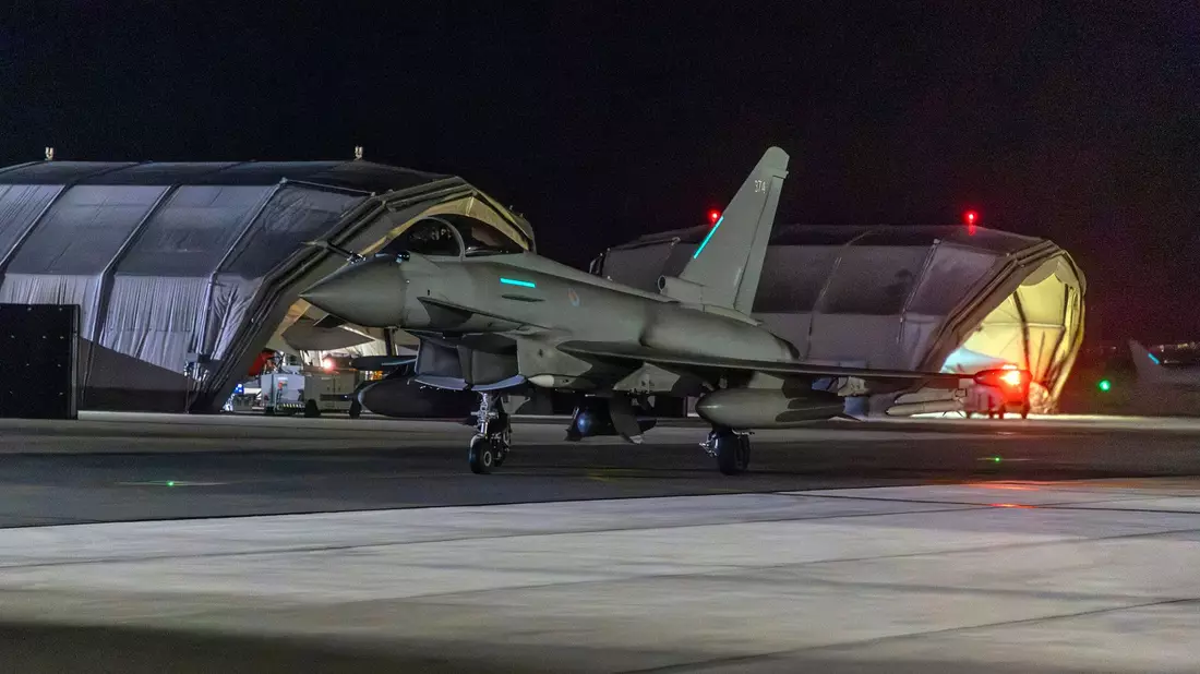 Ein RAF Typhoon-Flugzeug kehrt nach einem Angriff auf Ziele im Jemen zum Stützpunkt Royal Air Force Akrotiri auf Zypern zurück. - Bild: Sgt Lee Goddard/UK Ministry of Defence/AP/dpa