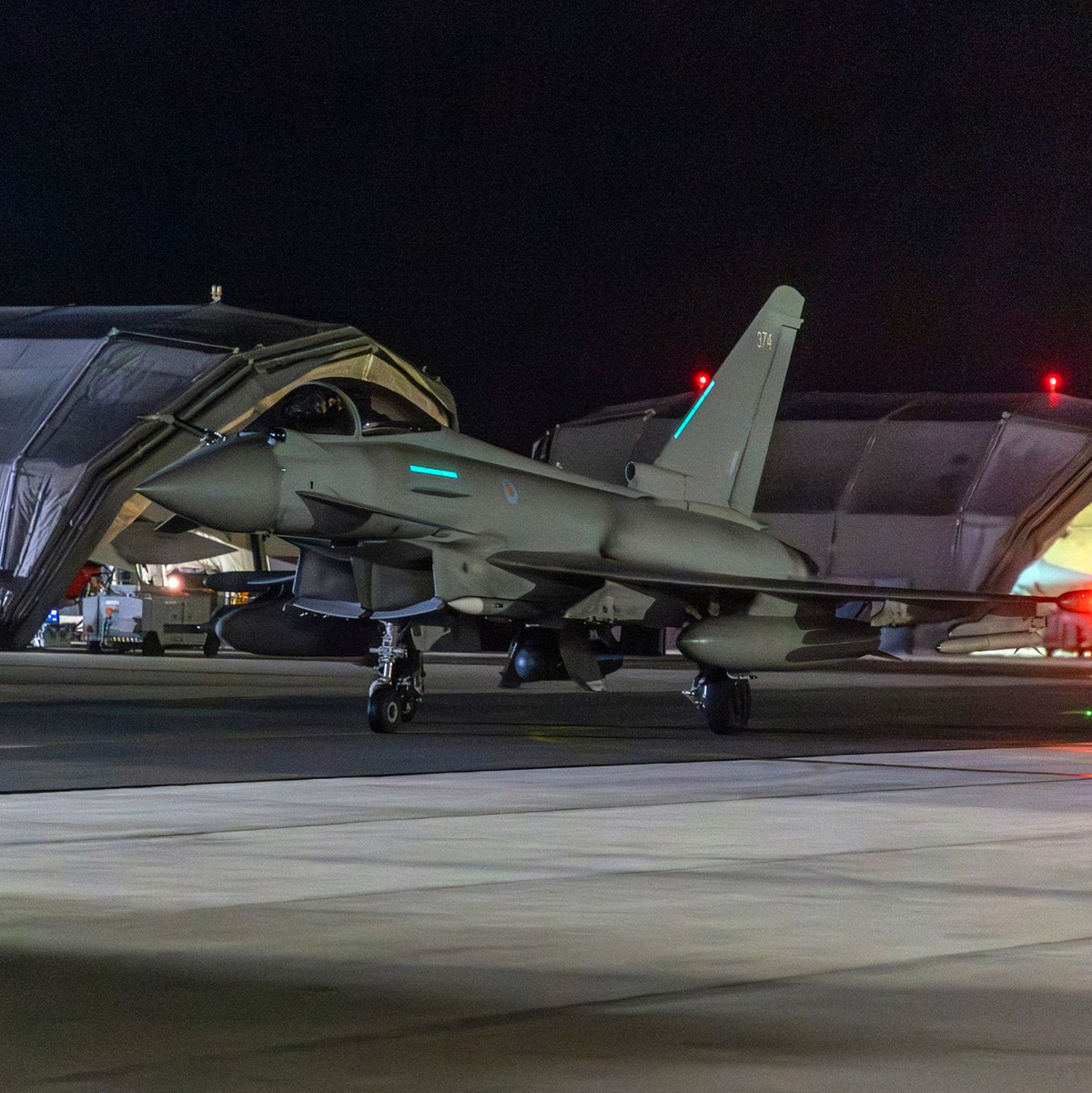 Ein RAF Typhoon-Flugzeug kehrt nach einem Angriff auf Ziele im Jemen zum Stützpunkt Royal Air Force Akrotiri auf Zypern zurück. - Foto: Sgt Lee Goddard/UK Ministry of Defence/AP/dpa