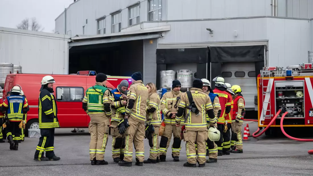 Einsatzkräfte der Feuerwehr auf dem Gelände der Firma in Konstanz. - Bild: Silas Stein/dpa