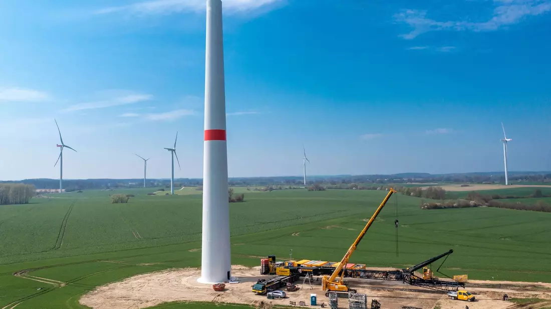 Eine Windkraftanlage im Aufbau. - Bild: Jens Büttner/dpa