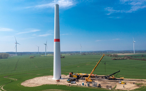 Eine Windkraftanlage im Aufbau. - Foto: Jens Büttner/dpa