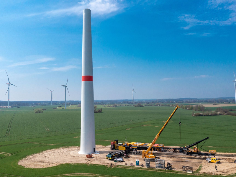 Eine Windkraftanlage im Aufbau. - Foto: Jens Büttner/dpa