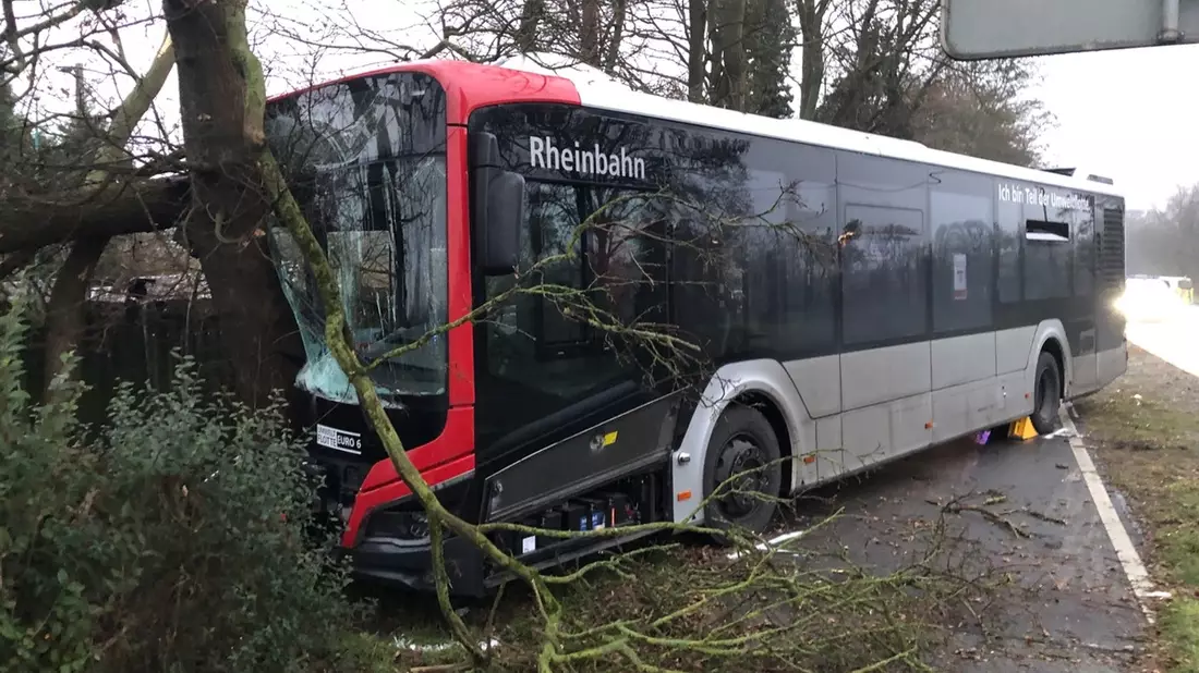 POL-ME: Mehrere Personen nach Busunfall verletzt - Ratingen - 2401054 - Bild: presseportal.de