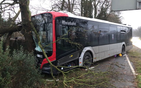 POL-ME: Mehrere Personen nach Busunfall verletzt - Ratingen - 2401054 - Foto: presseportal.de