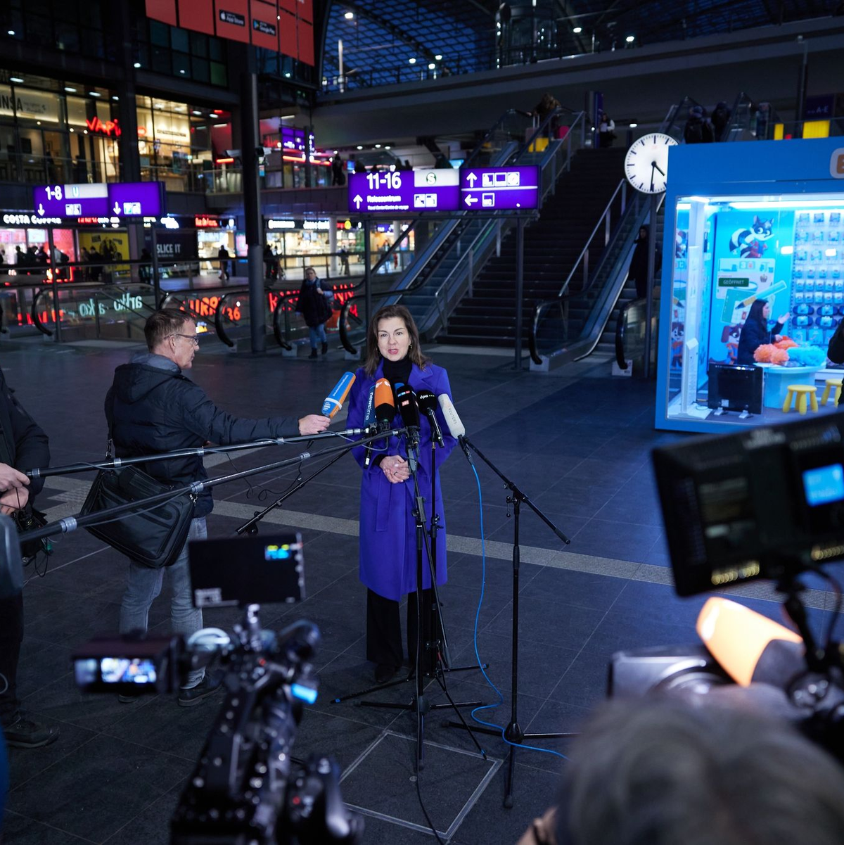Bahn-Konzernsprecherin Anja Bröker gibt im Berliner Hauptbahnhof ein Statement ab. - Foto: Joerg Carstensen/dpa