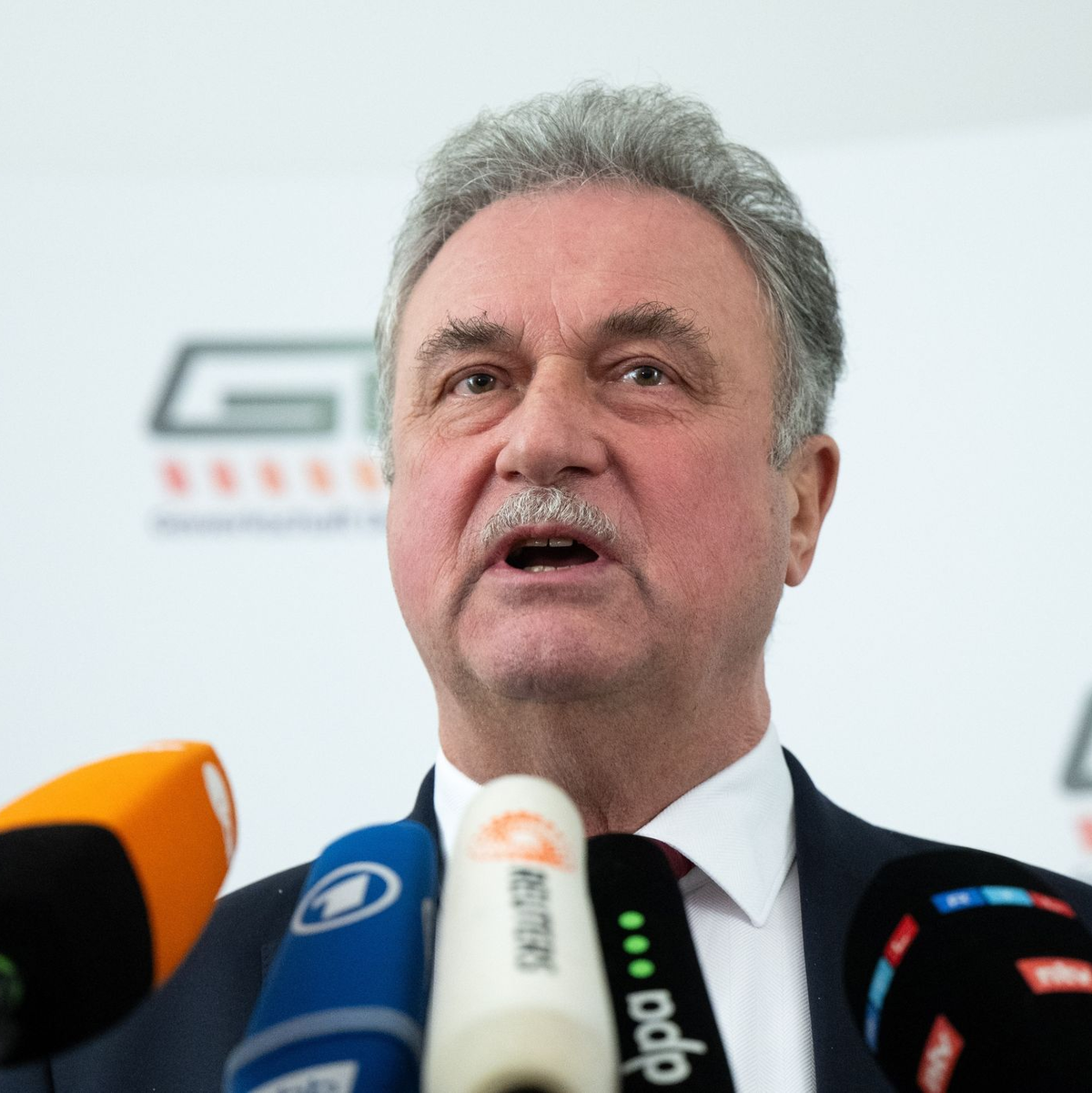 Nach dem Ende des mehrtägigen Lokführerstreiks spricht GDL-Chef Claus Weselsky auf einer Pressekonferenz in Berlin. - Foto: Monika Skolimowska/dpa