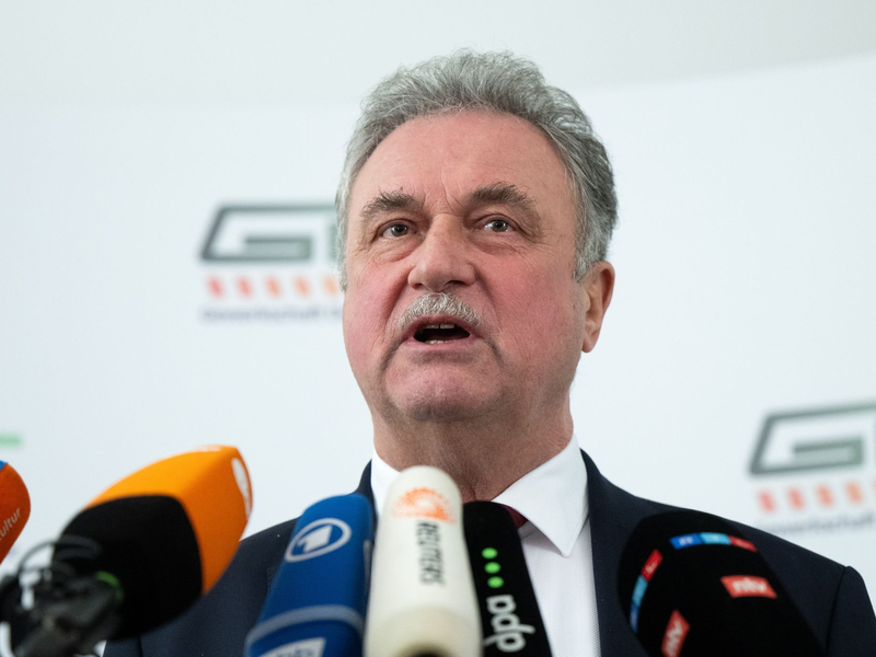 GDL-Chef Claus Weselsky gibt nach dem Ende des Streiks eine Pressekonferenz. - Foto: Monika Skolimowska/dpa