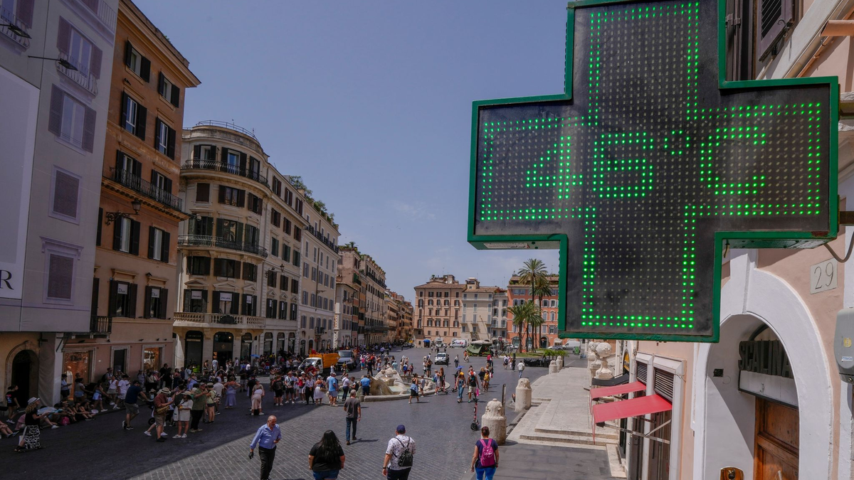 Die Anzeigetafel einer Apotheke in der Innenstadt von Rom. - Foto: Domenico Stinellis/AP/dpa