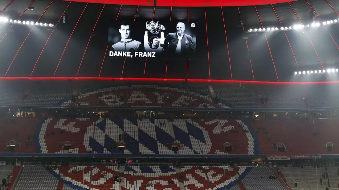 Die Partie der Bayern gegen Hoffenheim steht ganz im Zeichen des Gedenkens an den am Sonntag gestorbenen Franz Beckenbauer. - Bild: Daniel Löb/dpa