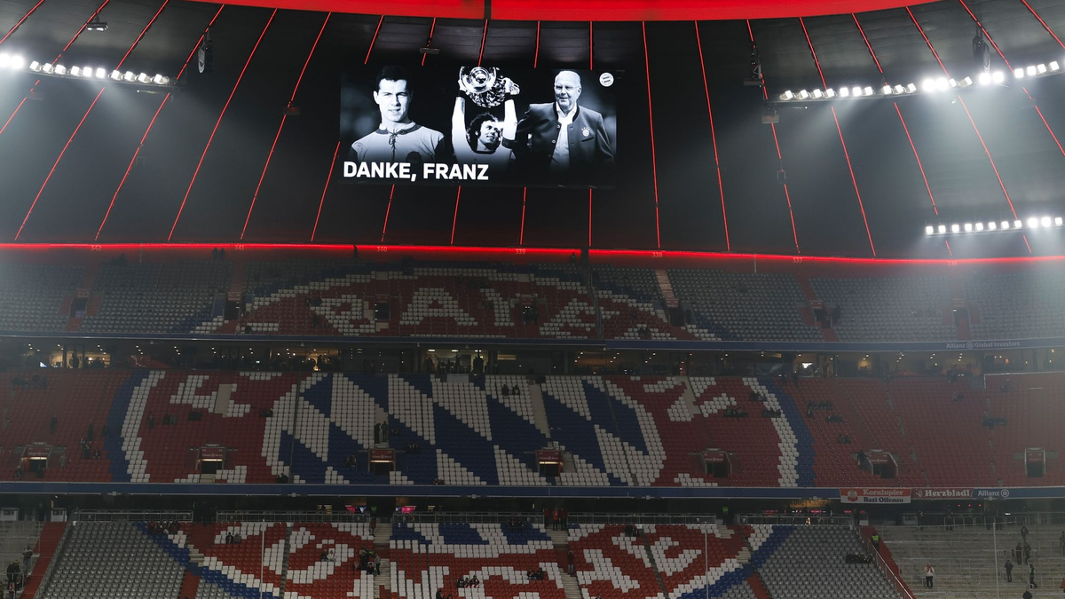 Die Partie der Bayern gegen Hoffenheim steht ganz im Zeichen des Gedenkens an den am Sonntag gestorbenen Franz Beckenbauer. - Foto: Daniel Löb/dpa
