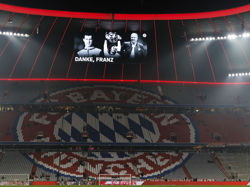 Die Partie der Bayern gegen Hoffenheim steht ganz im Zeichen des Gedenkens an den am Sonntag gestorbenen Franz Beckenbauer. - Foto: Daniel Löb/dpa