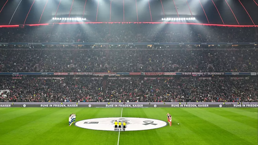 Vor dem Spiel wurde eine Schweigeminute für Franz Beckenbauer abgehalten. - Bild: Peter Kneffel/dpa
