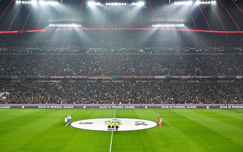 Vor dem Spiel wurde eine Schweigeminute für Franz Beckenbauer abgehalten. - Foto: Peter Kneffel/dpa