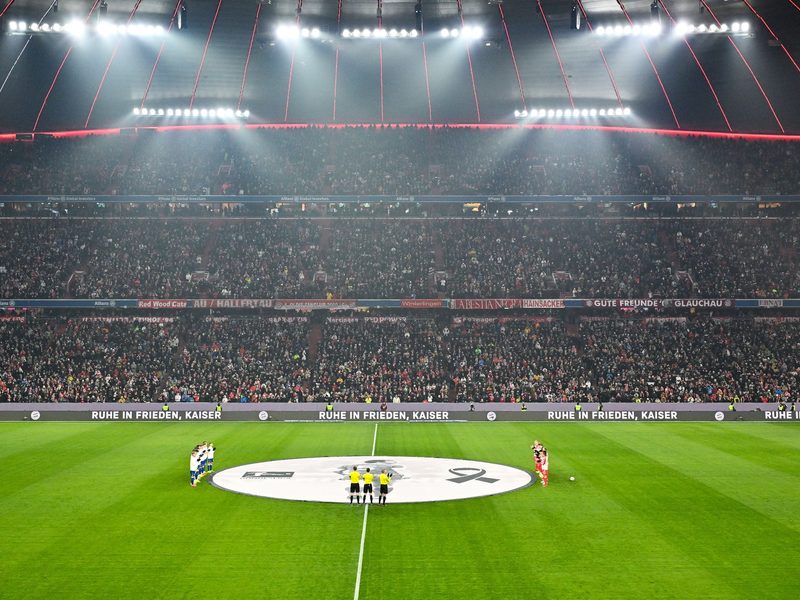 Vor dem Spiel wurde eine Schweigeminute für Franz Beckenbauer abgehalten. - Foto: Peter Kneffel/dpa