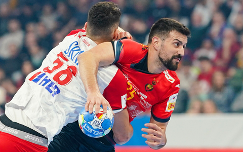 Die Spanier um Agustin Casado Marcelo (r) mussten sich Kroatien deutlich geschlagen geben. - Foto: Uwe Anspach/dpa