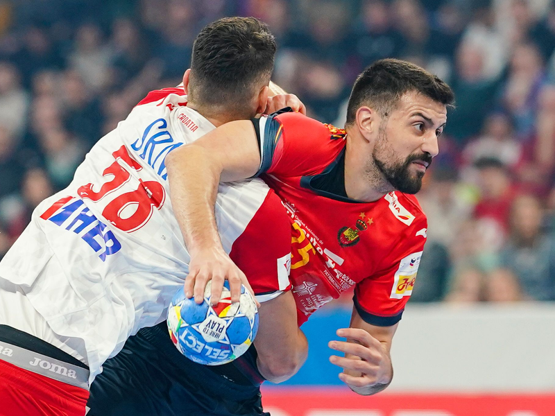 Die Spanier um Agustin Casado Marcelo (r) mussten sich Kroatien deutlich geschlagen geben. - Foto: Uwe Anspach/dpa