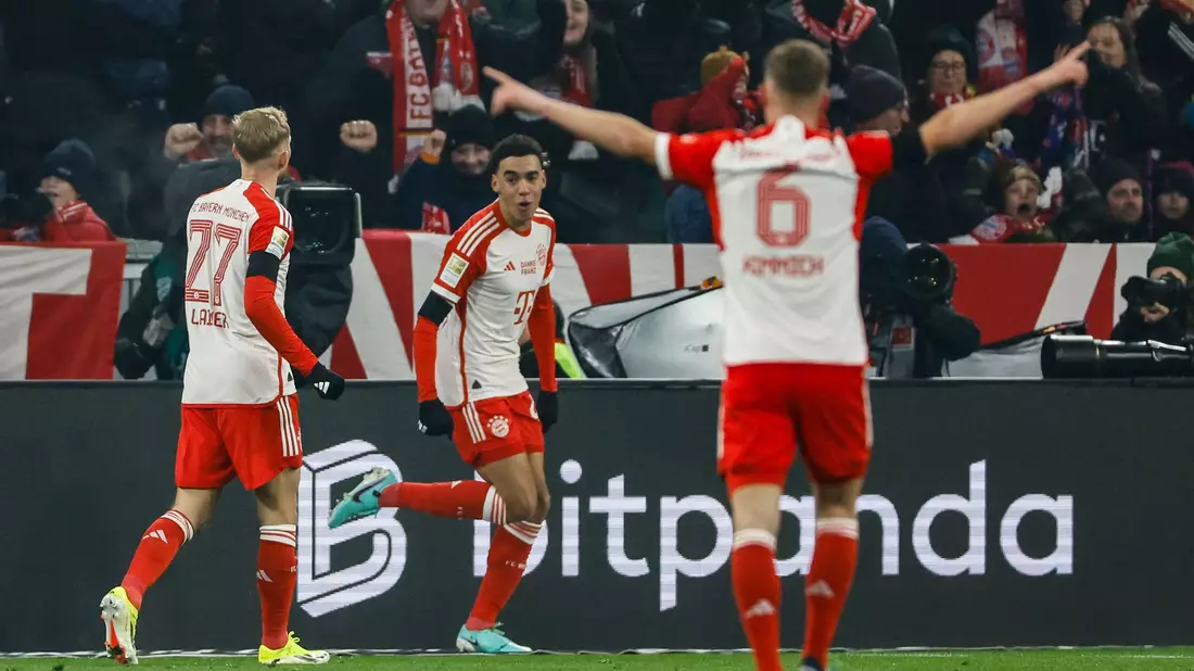 Brachte die Bayern gegen Hoffenheim in Führung und erzielte auch das 2:0: Jamal Musiala (M). - Bild: Daniel Löb/dpa