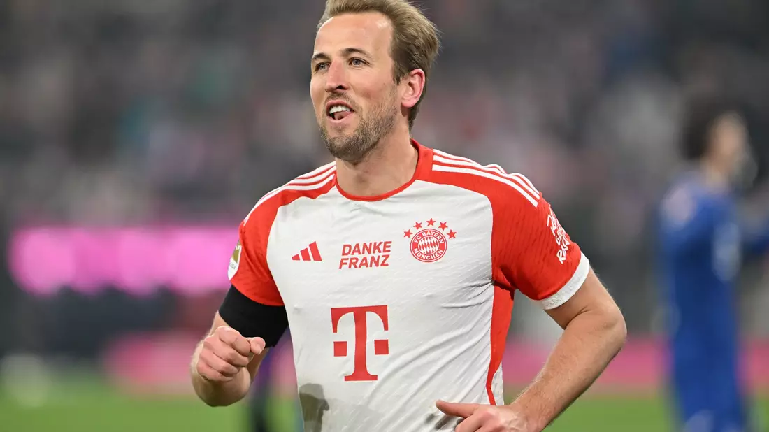Harry Kane und die Bayern trugen zu Ehren Beckenbauers Sondertrikots mit der Aufschrift: «Danke Franz». - Bild: Peter Kneffel/dpa