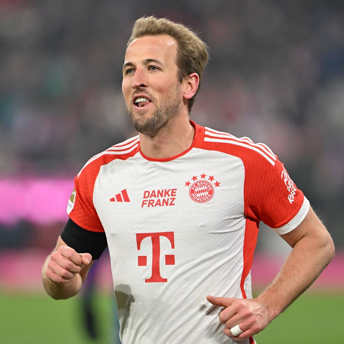 Harry Kane und die Bayern trugen zu Ehren Beckenbauers Sondertrikots mit der Aufschrift: «Danke Franz». - Foto: Peter Kneffel/dpa