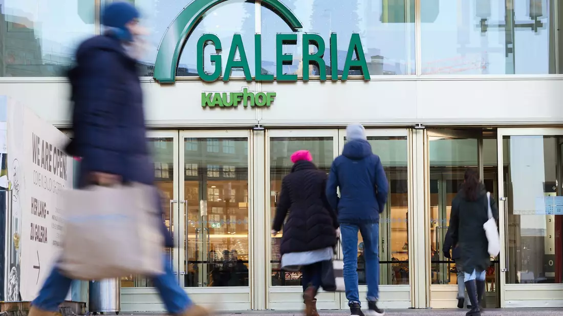 Auch wenn ein Großteil der Filialen bleiben sollte, müssten viele der insgesamt 12.800 Galeria-Beschäftigten um ihren Job bangen. - Bild: Jörg Carstensen/dpa