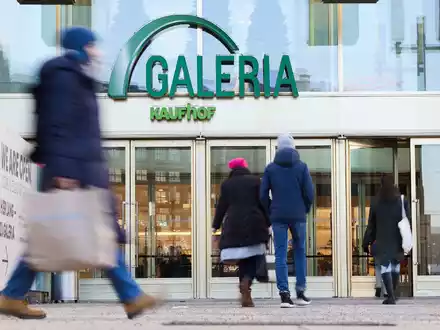 Auch wenn ein Großteil der Filialen bleiben sollte, müssten viele der insgesamt 12.800 Galeria-Beschäftigten um ihren Job bangen. - Foto: Jörg Carstensen/dpa