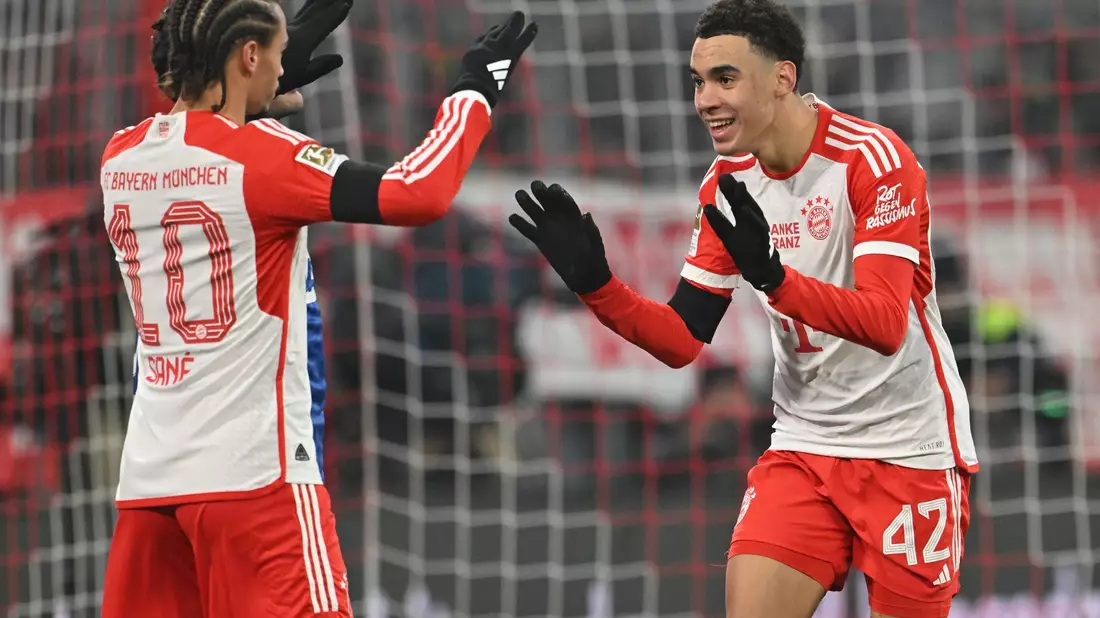Jamal Musiala (r) spielte beim Bayern-Sieg gegen Hoffenheim groß auf. - Bild: Peter Kneffel/dpa
