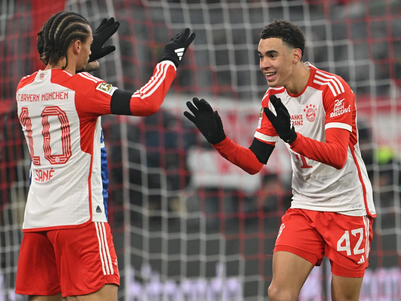 Jamal Musiala (r) spielte beim Bayern-Sieg gegen Hoffenheim groß auf. - Foto: Peter Kneffel/dpa